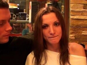 Sötnosen Strippar Och Suger Kukar På Caféet. Har Du Någon Aning Om Hur Kallt Det är I Ryssland I November? Det är Verkligen Iskallt, Och Det är Då Jag Verkligen Behöver älska Med Någon Het Fräsch Pickup-tjej! Jag Har Ingen Flickvän Så Jag Behöver Gå Ut Oc