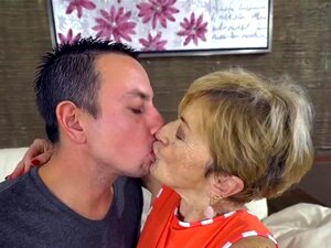 Blond Bestemor Får Ansiktsbehandling