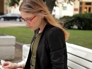 Sie Ist Nerdy - Argentinien - Mischt Sex Mit Englisch. Argentinien Hilft Diesem Typen Bei Seinem Englischstudium Und Er Revanchiert Sich Auf Eine Total Verdorbene Weise. Er Legt Das Lehrbuch Weg Und Bringt Seine Sexy Lehrerin Laut Stöhnend Dazu, Ihre Trop