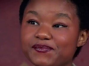 Μαύρη με μεγάλα βυζιά ρουφάει το καυλί του αφέντη της