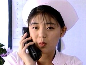 Eri Ueno Sairaanhoitaja On Perseestä Sairaalan Sängyssä