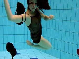 黑发美女Kristy在水下脱衣