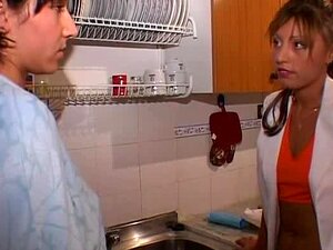 Η ερασιτέχνης Roxana και η πουτάνα αλλά ντροπαλή φίλη της