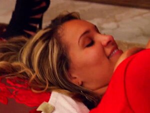 Напрлитана дама води ове свингере у секс док мењају парове. Свингери потписују уговор са Џесиком и одлазе у црвену собу где имају јако напаљену жену која их води кроз секс док мењају парове