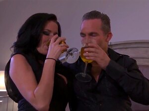 Несташни момци су покупили Џеси Ли и њену девојку и довели их кући да се жестоко групно јебу и дивље их изпсовали!