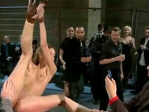 Stevige Tieten Dame Voor Het Publiek Krijgt Een Pak Slaag Geneukt En Vernederd