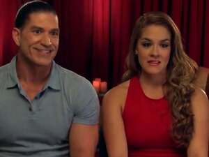 La Petite Amie Blonde A Trompé Son Copain Juste Devant Ses Yeux