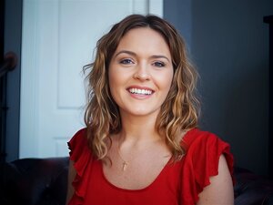 Przeżyj Uwodzicielski Urok Zadziornej MILF Z Dużymi Atutami, Gdy Oddaje Się Rozkosznej Fellacji, Wznosząc Twą Przyjemność Na Nowe Wyżyny. Pozwól Jej Spełnić Wszystkie Twoje Pragnienia W Tym Gorącym I Niezapomnianym Spotkaniu. Gwarancja Satysfakcji!