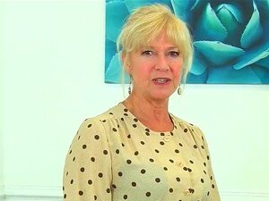 UK Milf Sapphire Louise Gives Her Fanny A Good Finger Fuck