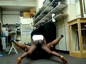 Мрачна велика лепа жена, Сали је велика црнкиња која воли да јој се дупе и мокри јони јебу великим вениним чекићем. У овом порно видеу за одрасле, бушим јој мокру пичку и глобусе у различитим позама