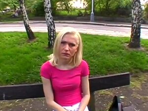 Atemberaubende Babe Enthüllt Ihre Nasse Fotze Im Freien