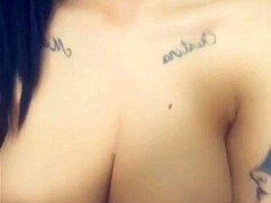 Bekijk Deze Prachtige Amerikaanse Babe Die Haar Enorme Borsten In Het Openbaar Showt! Je Gelooft Niet Wat Ze Doet Voor Haar Webcam, Allemaal In HD Kwaliteit. Mis Deze Behoorlijk Grote Show Niet!