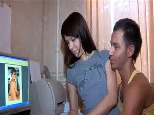 Ta Laska Zdejmuje Swoją Niebieską Koszulę