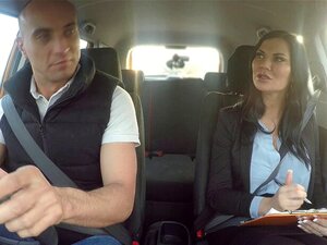Fałszywa Jazda College'u Sterling Cooper Zamienia Się W Jasmine Jae. Fałszywa Jazda Kolegium Sterling Cooper Zamienia Się Stołem Na Jasmine JaE
