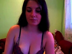 Dikke Amateurmeid Zorgt Voor Stijve Lullen, Het Beste Van Deze Mollige Amateur Is Dat Ze Graag Stoute Dingen Doet Voor De Webcam. Haar Rondingen Houden Ervan Om Aangeraakt En Gestreeld Te Worden, En Haar Geile Kut Houdt Van Precies Hetzelfde - Kijk Hoe Ze