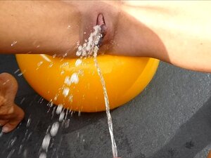 Couple De Jeux De Pisse Extrême S'amuse Sur Le Balcon En Pissant Sur La Chatte Et La Bite