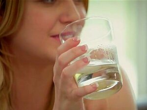 PIMENSI Seksikäs Opiskelija Marley Matthews Ja Musta Tuottaja. Hänen Käskystään Marley Hitaasti Riisuu Seksikkään Pienen Valkoisen Mekkonsa, Paljastaen Seksikkäät Alusvaatteensa. He Suutelevat Hitaasti, Hänen Kätensä Hyväilevät Hänen Kehoaan. Tämä Pieni H