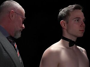 Veja Danny Wilcoxx Foder Com Seus Três Velhos Mestres Legrand, Jack E Lance Agora! - Gay, Velho, Escravo De Pornô Anal Danny Wilcoxx é Tão Pequeno E Pequeno Que Está Em Leilão E Começa A Abrir Bem Seu Buraco. Três Mestres Lance Charger, Legrand Wolf, Jack