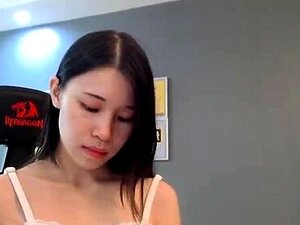 Aziatische Webcam Slet En Haar Kinky Speeltjes