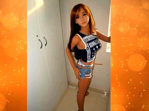 Προετοιμαστείτε για μια κρουαζιέρα με το δικό σας κούκλα! Αυτή η εμπειρία φετίχ HD σε POV σας βάζει πίσω από το τιμόνι, ενώ είστε κοντά στο παιχνίδι σας στο αυτοκίνητο. Γαμήστε την κούκλα σας στο αυτοκίνητο σαν επαγγελματίας και ικανοποιήστε όλες τις επιθ