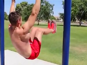 Skater Kellan Hartmann Streichelt Seinen Monster-Schwanz