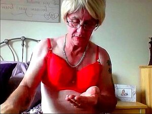 Ο Sissy Ken Cuckold απλώνει το σπέρμα του Master στα πράγματα της γυναίκας