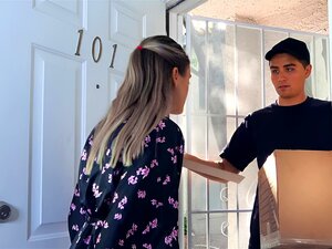 Zanurz Się W Zmysłowej Przyjemności Namiętnego Spotkania Między Dostawcą Pełnym Pożądania A Uwodzicielską Brunetką. Doświadcz Intymnego Podniecenia, Gdy Ona Przejmuje Kontrolę I Spełnia Swe Najgłębsze Pragnienia W Tej Gorącej Przygodzie POV.