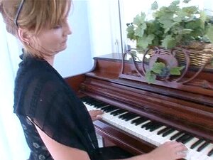 Petite Huisvrouw Stript En Speeltjes