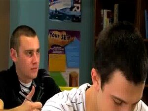 Schwuler Fick Die Süßen Süßen Sind Immer Noch Im Klassenzimmer Nach