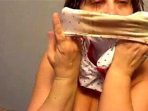 Амбер прстима љубавни тунел на све четири.,