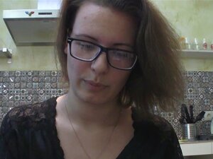 Yksinäinen Tyttö Silmälaseilla Juttelee Keittiössä