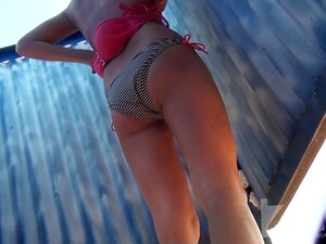 Ukryta Strefa Beach Kabina 4, Jakiś Inny Podglądacz Na Plaży Z Schludną, Bezwłosą Dziurką Na Spermę. Świeża Laska Pokazuje Nam Swoją Cipkę