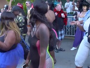 Vær Vitne Til Det Utenkelige! Opplev Den Rå, Ubøyelige Lidenskapen Når Våre Fristende Kvinner Gir Seg Hen Til Pirrende Møter I Dagslys. Gjør Deg Klar For En Imponerende Offentlig Oppvisning Som Vil Ta Pusten Fra Deg. HD-kvalitet Garantert!