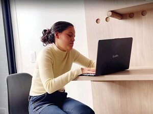 MI NOVIO ME REGALA UN LIBRICANTE VAGINAL Y LO UTILIZO CON MI AMIGA LA LESBIANA CACHONDA