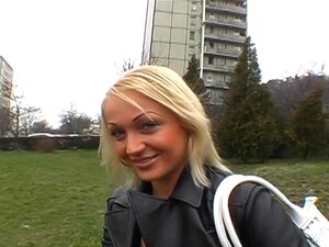 Babe Antaa Kundille Himokkaan Suihinoton, Imee Kundin Kyrpää Julkisesti Vuorotellen Beiben Himon Päällä