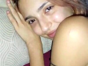 Bolno Jebanje Djevičanske Slatkice U Dnevnoj Sobi Noću