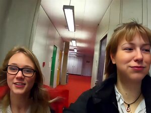 Novinhas: Mulheres Transando Na Biblioteca Da Universidade De Berlim. Você Não Vai Querer Perder Essa Cena Quente E Picante!