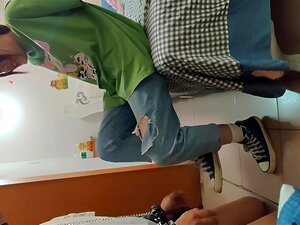 Studentka W Płóciennych Butach Z Wysokim Stanem Nadepnie Na Laskę