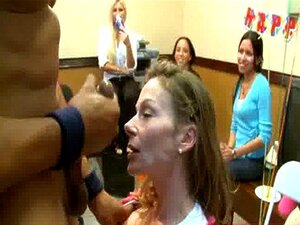 16 Heta Milfs Suger Kuk På Fest 20