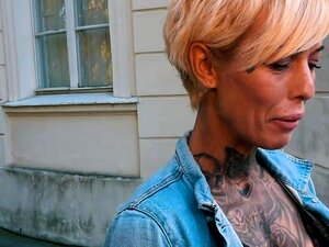 Tysk Smal Blond Tatuerad Milf På Offentlig Upphämtningsdejt