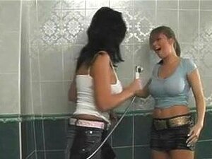 Dvije Vruće Sisate Cure Spojene, Nevjerojatno Vruće I Poprilično Sisate Cure Uživaju U Hardcore Jebačini S Tipom U Ovom Sjajnom Grupnom Seks Filmu