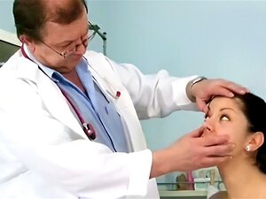 Tsjechische Babe Monika Kutvingeren Door Oude Dokter,