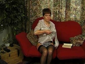 Geile Oma Wordt Naakt Op De Bank