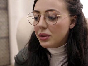 Напаљени зрели Дерик Пирс јебе слатку пичку Витни Рајтс. Лили се труди да не буљи у курац од када га први пут види шокираног свиме што се дешава Након што му пружи врући пушење, савија дупе откривајући своју пичку тада Д