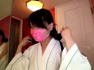 Doświadcz Ostatecznego Uległości Z Naszą Azjatycką Suczką Na Smyczy. Obejrzyj, Jak Ujawnia Swoje Umiejętności Połykania W Tym Filmie Fetyszu BDSM.