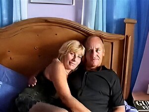 Аматерски старији пар се јебе на каучу