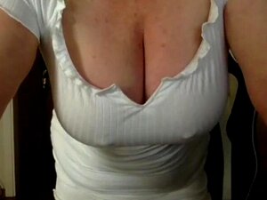 Uma Mulher Mais Velha Acaricia Seus Seios Exuberantes E Sua Buceta Apertada