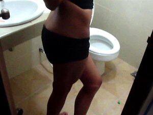 Magan - Toilet Masturbatie, Volg Ladyboy Hengst Magan De Badkamer In Voor Een Rukshow! Magan Speelt Met Haar Kontgat En Spreidt Haar Benen Wijd Op Het Toilet. Nadat Ze Klaarkomt, Ga Je Met Magan Naar Het Winkelcentrum Voor Buitenplezier