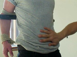 Drake Wilde Hete Hetero Hengst, Drake Wild Is Een Hetero Kerel Die Nog Nooit Eerder Is Vastgebonden. Hij Heeft Een Brutale Houding En De Hele Dag Denkend Aan Zijn Vriendin Heeft Hem Bloedgeil Gemaakt. Hij Wordt Vastgebonden Aan Het Metalen Kruis Dat Zijn 