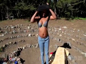 Nackt In San Francisco: 18-jährige Schwarze Mädchen Masturbiert Wieder Im Park!